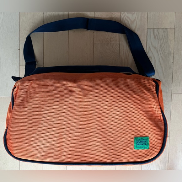 Fun transforming gym bag/ weekend bag/ duffle bag with inside removable poches - Picture 1 of 14